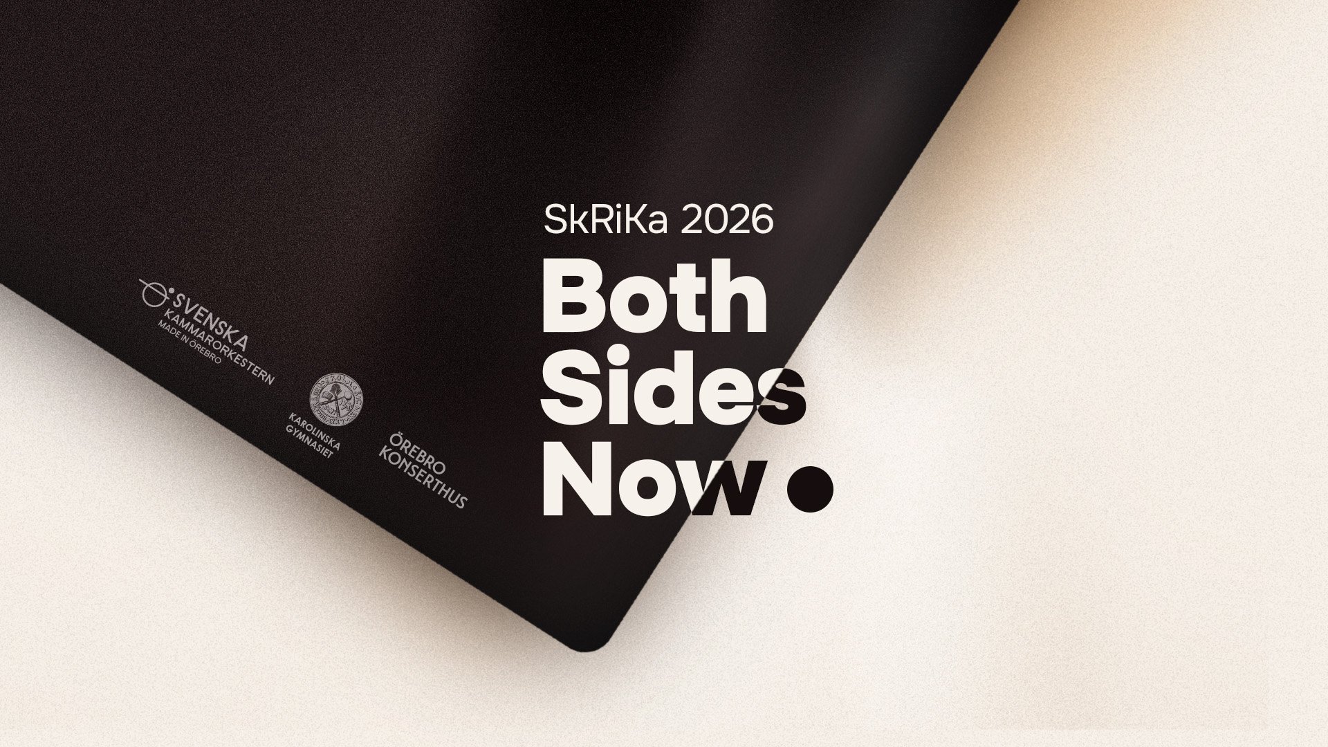 En abstrakt bakgrund bakom texten "SkRiKa 2026 - Both Sides Now".